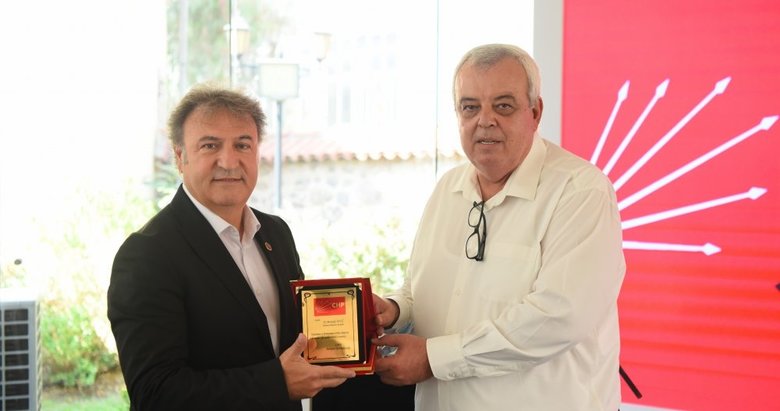 CHP Bornova’da karıştı başkan toplantıyı terk etti