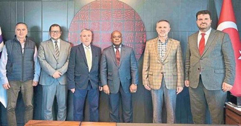 D8 Genel Sekreteri’nden iş insanlarına yatırım çağrısı