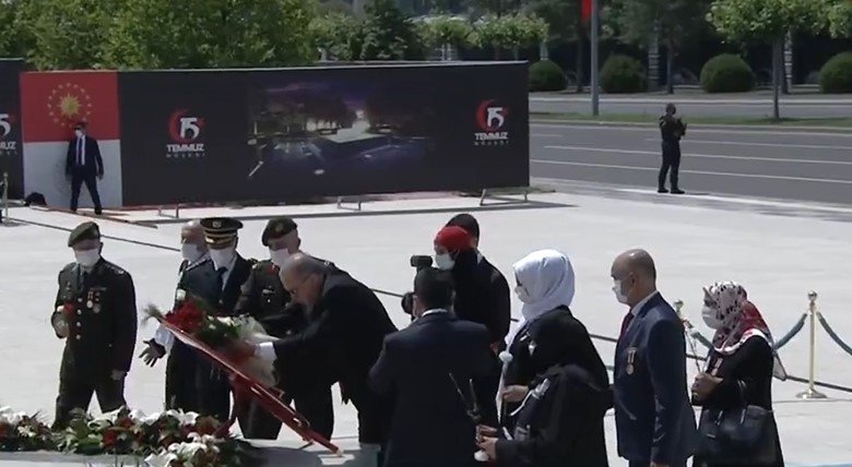 Son dakika: Başkan Erdoğan’dan 15 Temmuz Anıtı’na çelenk