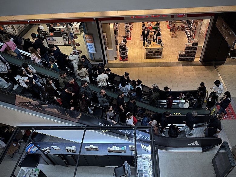 Yurt genelinde boykot çağrısına rağmen alışveriş noktalarında hareketlilik yaşandı