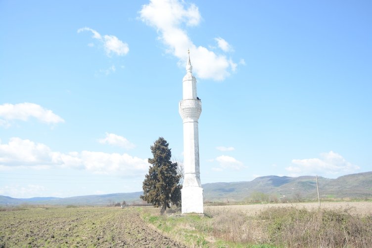 Balıkesir’de görenleri şaşkına çeviren manzara! Tarlaların arasında camisiz minare