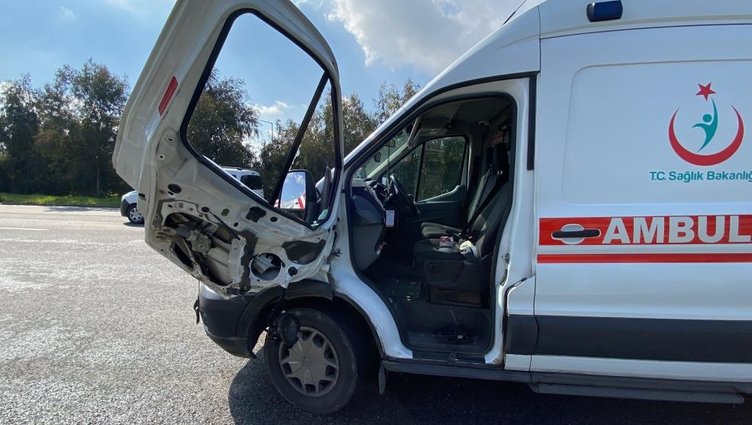 Kazaya müdahale için duran ambulansa araba çarptı: 1 ölü