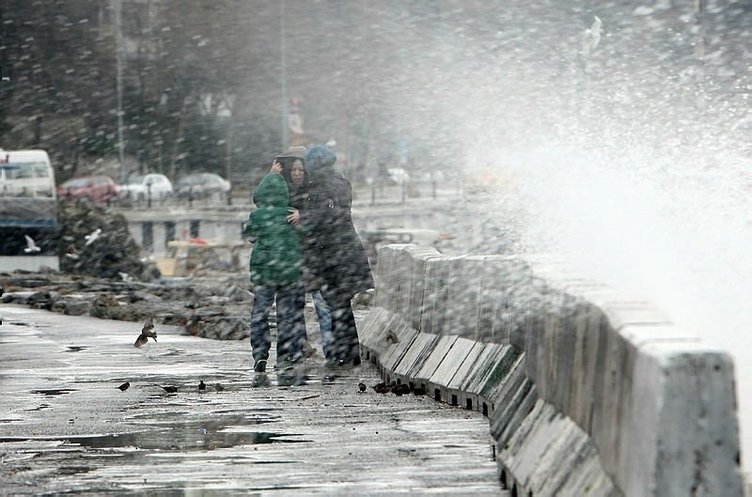 İzmir’e kuvvetli fırtına uyarısı! Bugün hava nasıl olacak?