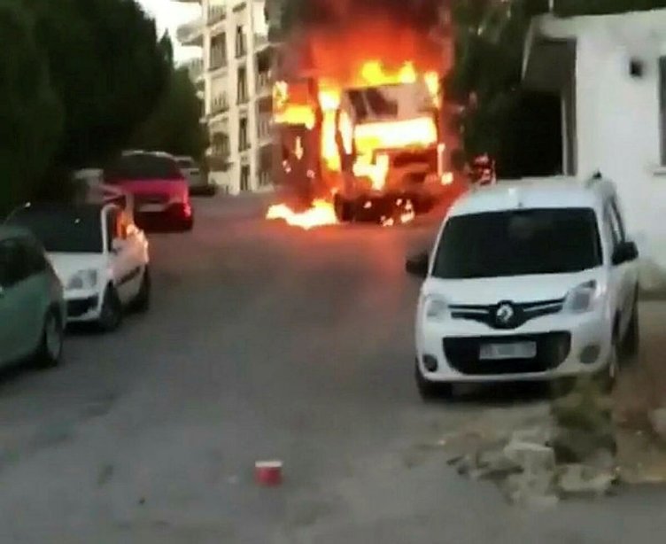 İzmir’de yanan araç, kendiliğinden hareket edip eve çarptı: 2 yaralı