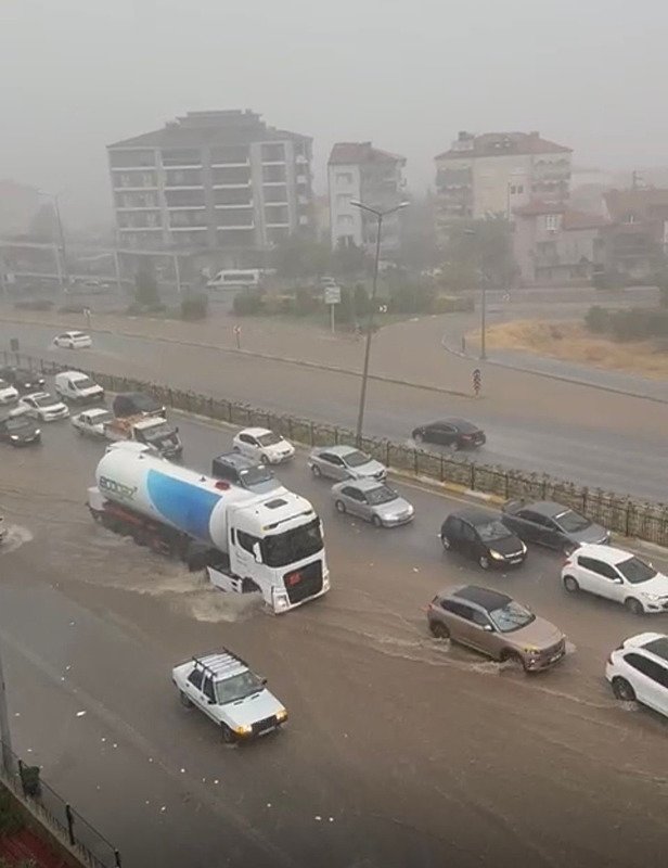 Denizli’de sağanak etkili oldu