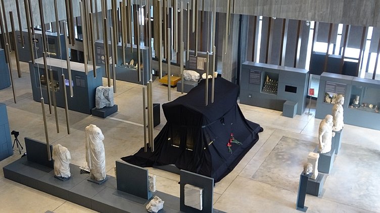 2 bin 600 yıllık Polyksena lahit siyah örtüyle kapatıldı