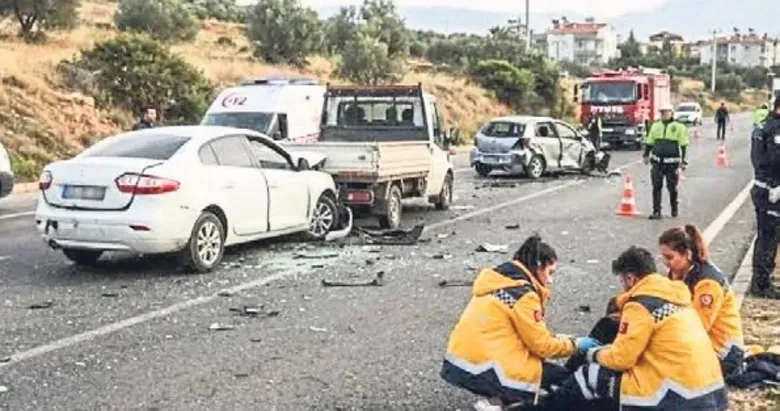 Menderes’te zincirleme kaza: 7 kişi yaralandı