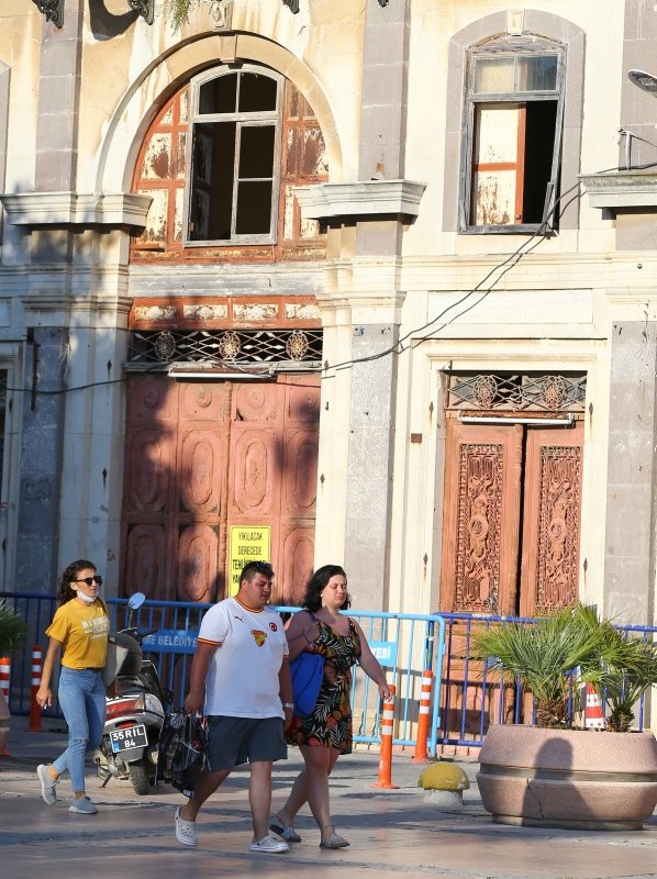 İzmir’de vatandaşlar maskesiz sokakta gezdi