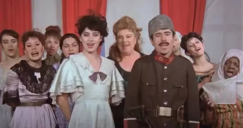 Yeşilçam’a kıvır kıvır saçlarıyla damga vurmuştu! Yaprak Özdemiroğlu’nu görenler gözlerine inanamadı: 62 yaşında zamana meydan okumuş...