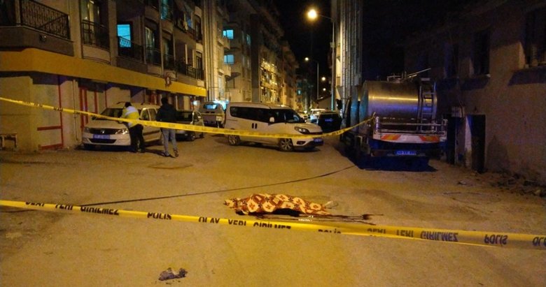 İzmir’de yine erkek terörü! Eski eşini öldürdü, annesi ile komşusunu yaralayıp intihar etti