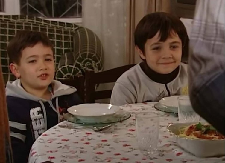 Yaprak Dökümü Fikret’in üvey oğulları büyüdü kocaman adam oldu! Son halleri çok şaşırtacak