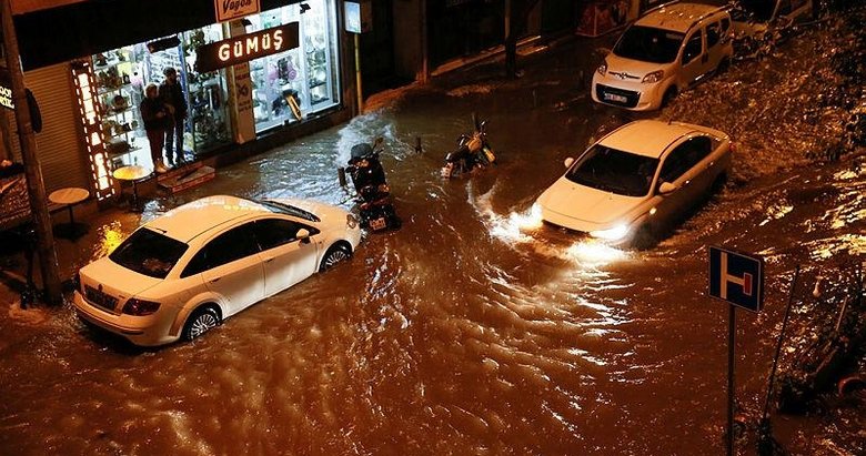 İzmir’de sağanak kabusu! Her yağmurda bildik manzaralar