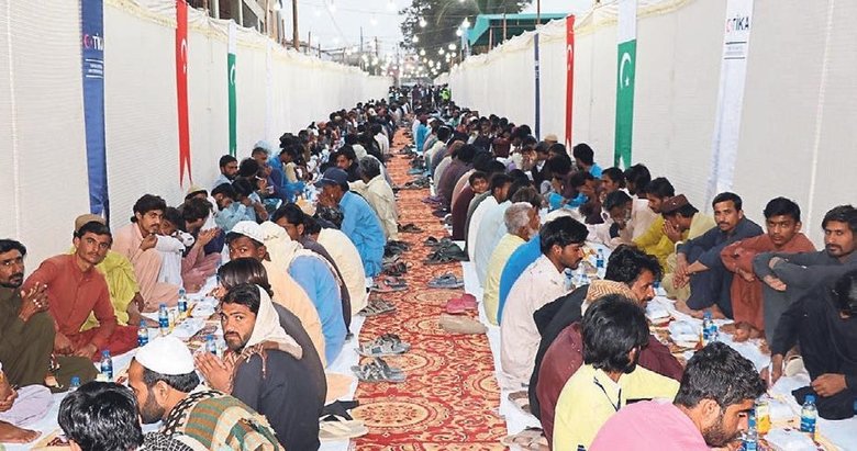 TİKA, Pakistan’da iftar sofrası kurdu