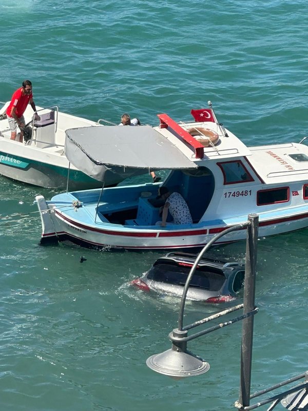 Ayvalık’ta otomobil denize uçtu: Aracın üstüne çıkan sürücü dakikalarca kurtarılmayı bekledi!