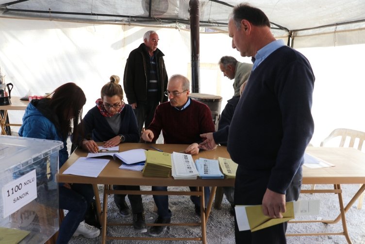 Denizli’de deprem bölgesinde oylar çadırda kullanılmaya başlandı