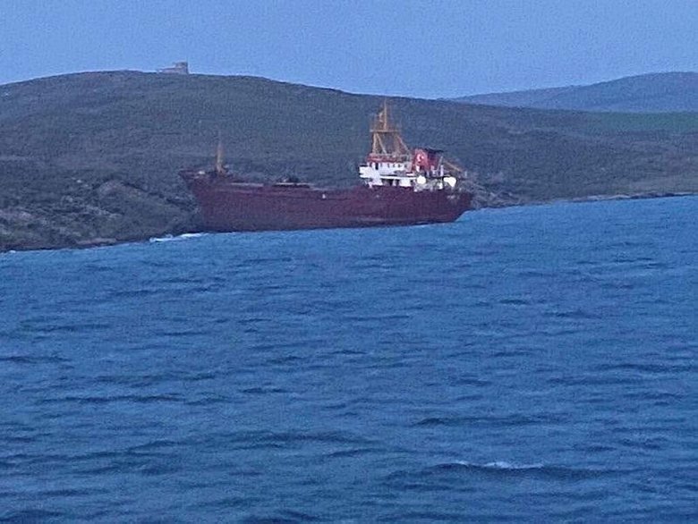 Kargo gemisi Bozcaada açıklarında karaya oturdu