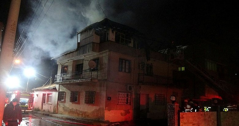 İzmir’de çatı katında çıkan yangın korkuttu