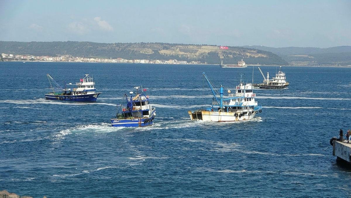 denizlerde av sezonu bitti 15 nisan itibariyle balik sezonu kapaniyor canakkale haberleri