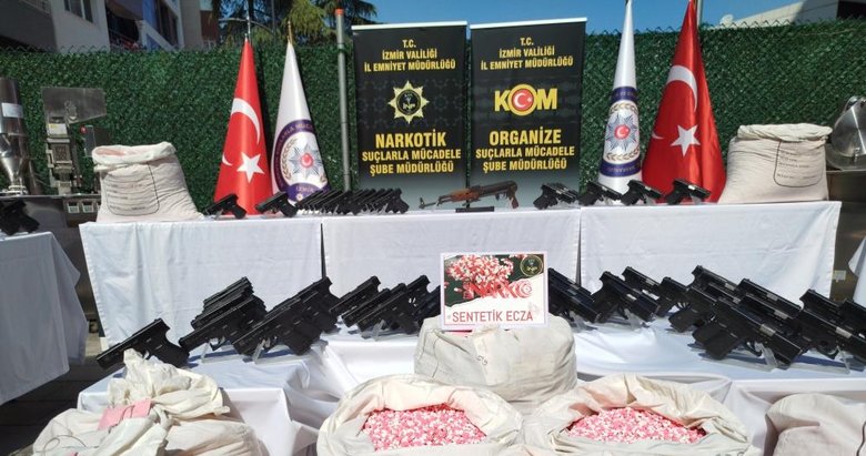 İzmir’de dev operasyon: 1 milyondan fazla uyuşturucu hap ve 437 adet tabanca ele geçirildi