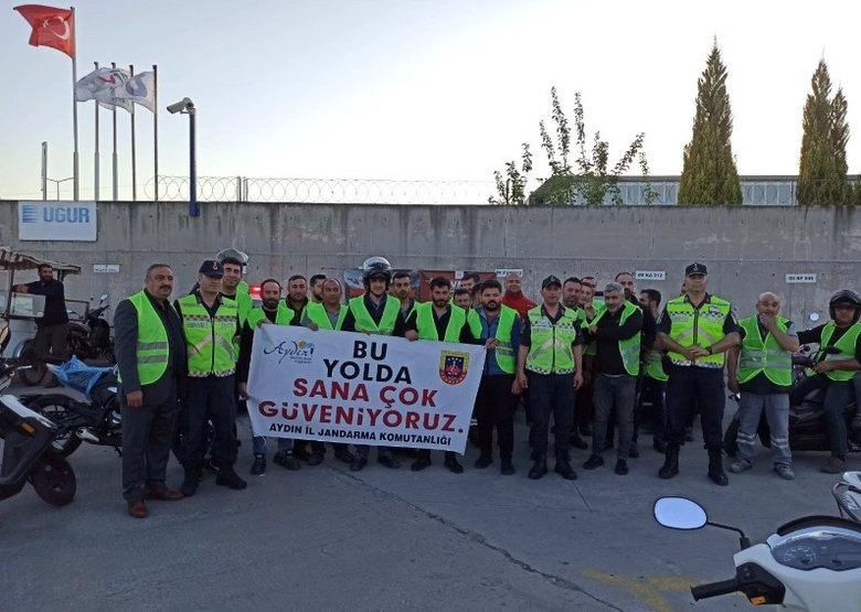 Aydın’da jandarma ekipleri motosiklet kullanıcılarını bilgilendirdi