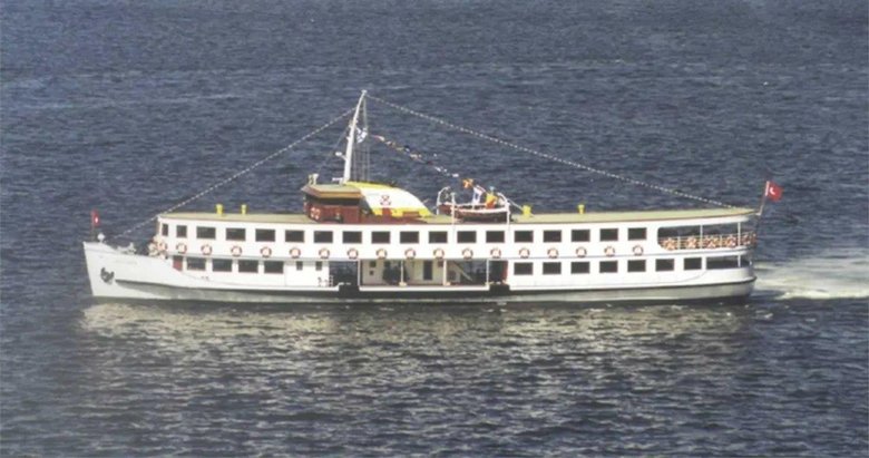 İzmir Körfezi’nde gezi yapan Bergama Vapuru karaya oturdu