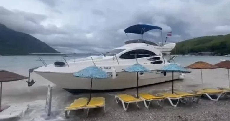 Muğla’da şiddetli yağış etkisi: Tekneler karaya vurdu, otomobiller sular altında kaldı...