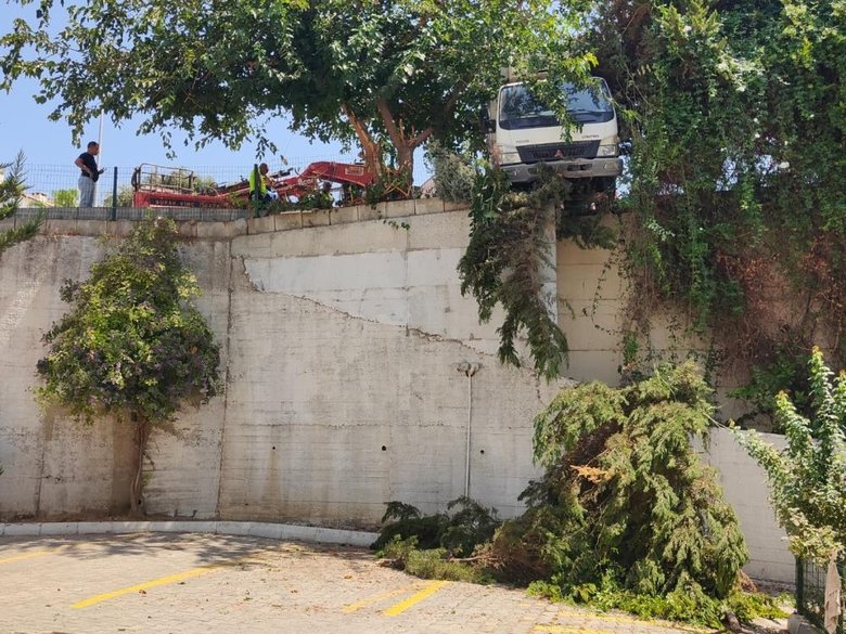 Freni boşalan kamyoneti durdurmak için sürücüsünün peşinden koştuğu anlar kamerada