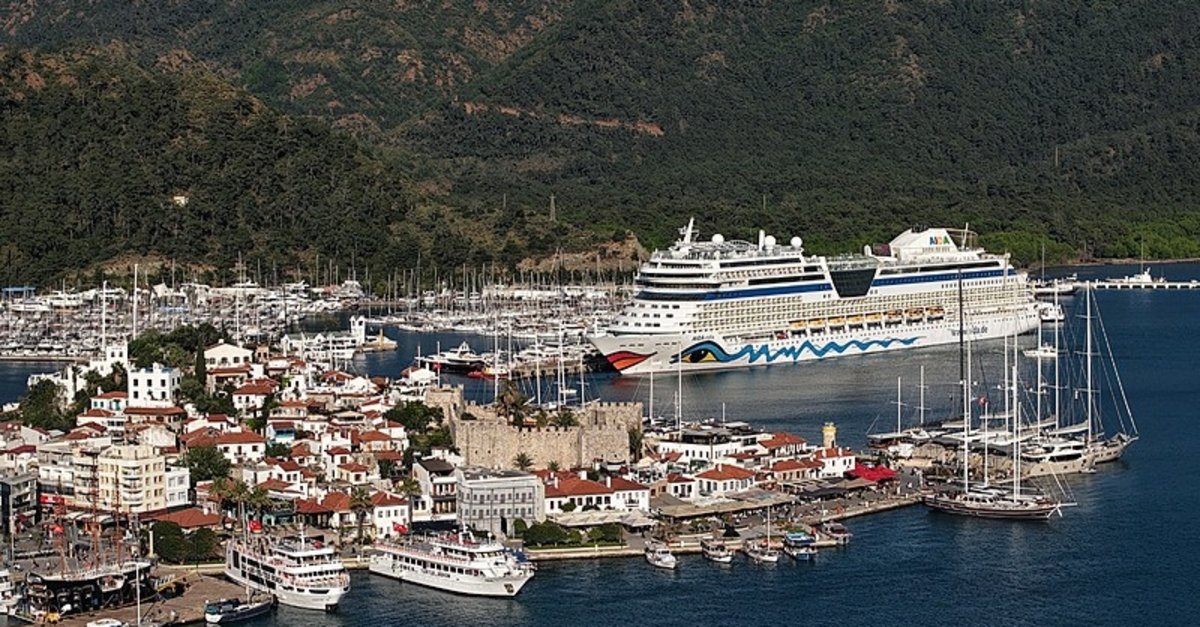 Dev kruvaziyer Marmaris'e demir attı! Akın akın geldiler