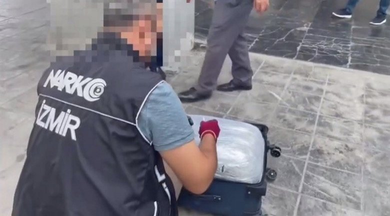 İzmir’de ekiplerden operasyon! Kilolarca uyuşturucu ele geçirildi