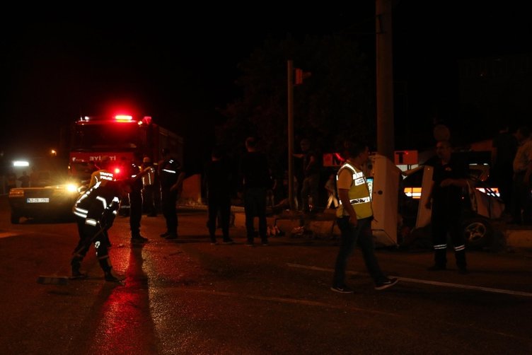 Manisa’da feci kaza! Otomobil ikiye bölündü