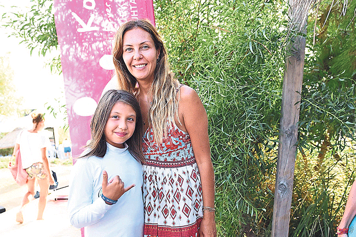 Çocuklar yararına sörf yaptılar