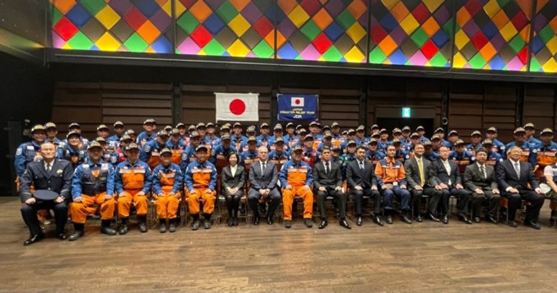 Japonya’da gurbetçiler, Kahramanmaraş depremlerinde görev alan Japon arama kurtarma ekibini alkışlarla karşıladı