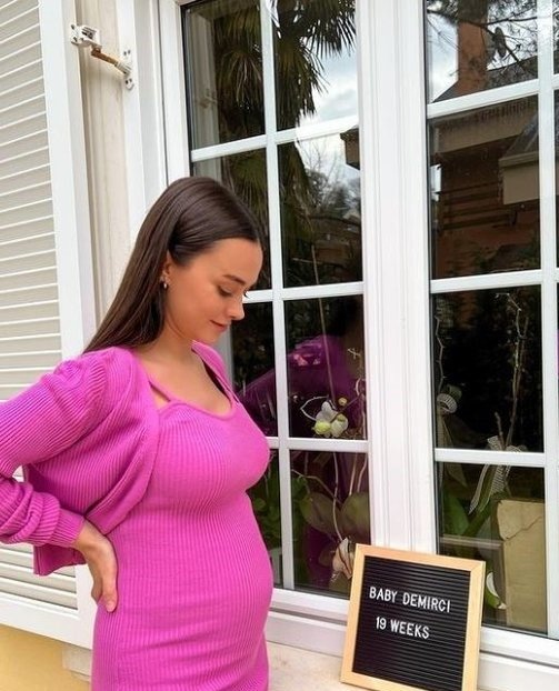 Bensu Soral hamile ablası Hande Soral ile fotoğrafını ’teyzelik’ notuyla paylaştı