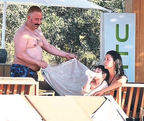 Cem Yılmaz esprileri ’meme’ yaptı!