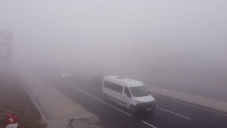 Denizli-Antalya Kara Yolu’nda göz gözü görmüyor! Yoğun sis ulaşımı aksattı