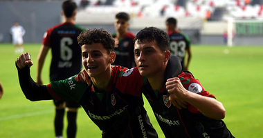 Genç oyuncuya Fransız kancası