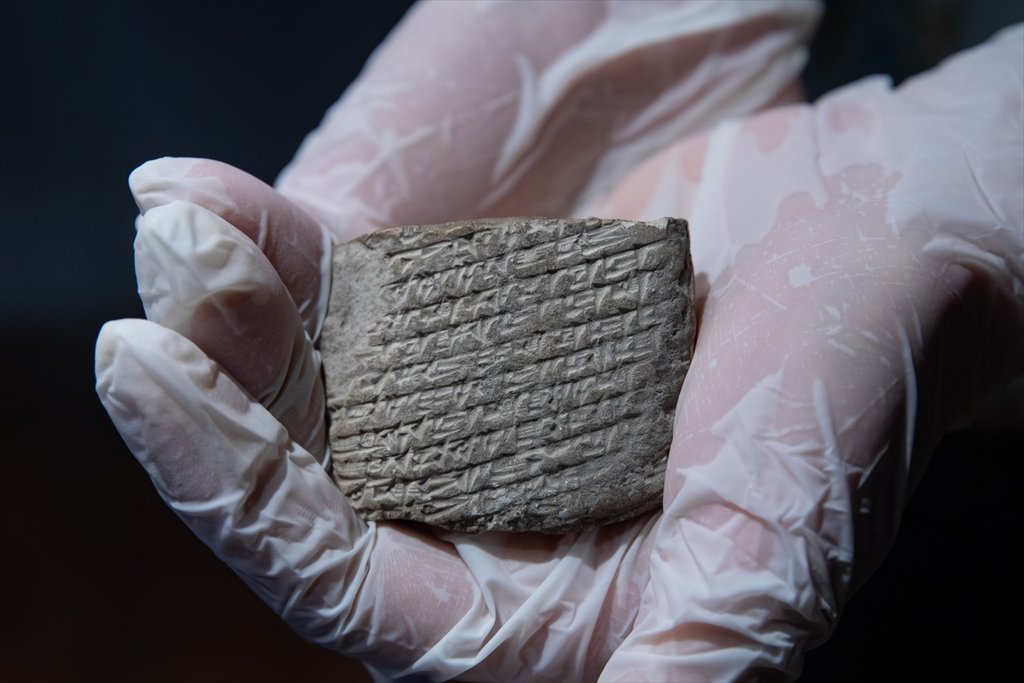 Hititlerin 3 bin 500 yıllık kutsal evlilik tableti İzmir’de ziyaretçisiyle buluştu
