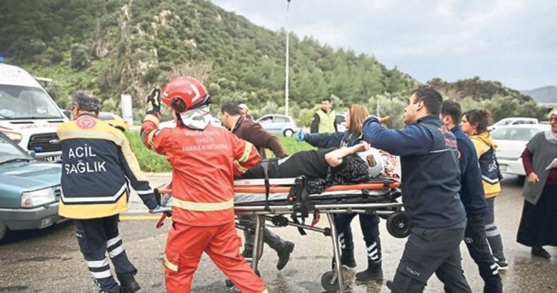 Otomobil istinat duvarına çarptı