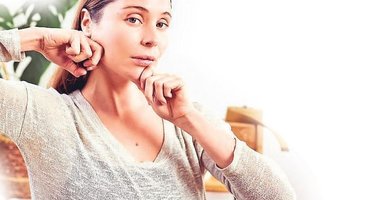 Zamanın izlerine karşı nazik dokunuş yüz yogası