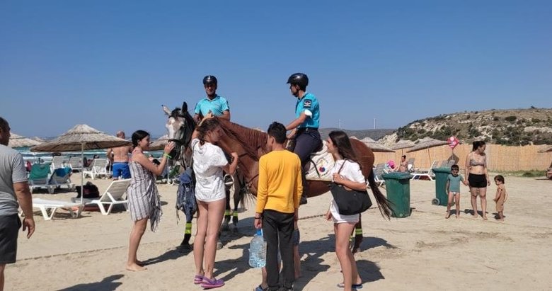 Atlı jandarmalar ünlü tatil merkezi Çeşme plajlarında göreve başladı