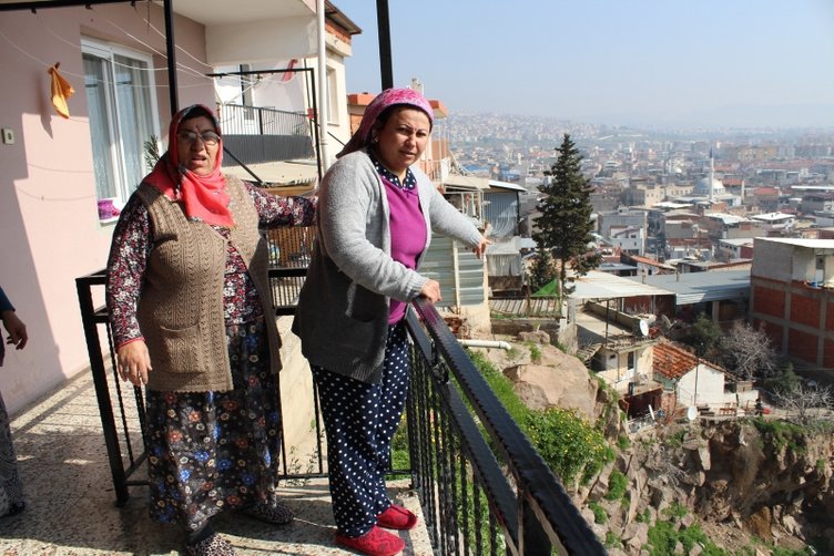 İzmir’de yıkılacak diye eve girmeye korkuyorlar