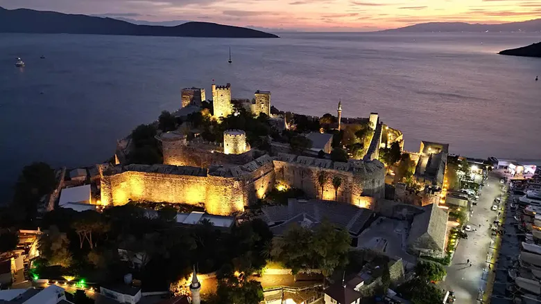 Gece bir başka güzel, gündüz bir başka güzel! Bodrum Kalesi görenleri büyüledi