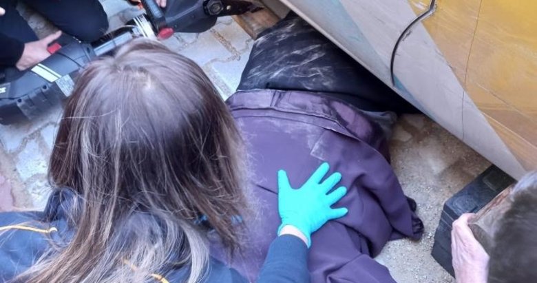 Kargo dağıtım aracının altında can verdi