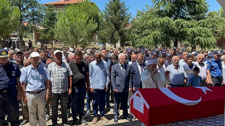 afyondaki-feci-kazada-hayatlarini-kaybetmislerdi-uzman-cavus-esi-ve-8-aylik-bebekleri-topraga-verildi-1783949819169.jpeg