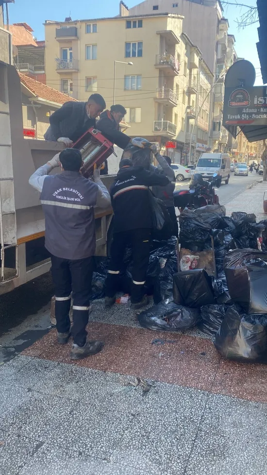 Ekipler dehşete düştü! O evden 10 kamyon çöp çıktı!