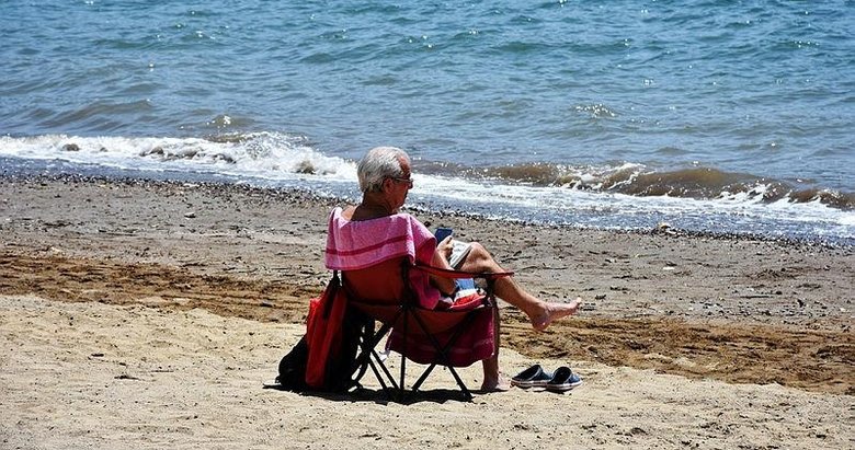 Marmaris’te 65 yaş ve üstü vatandaştan sahil keyfi