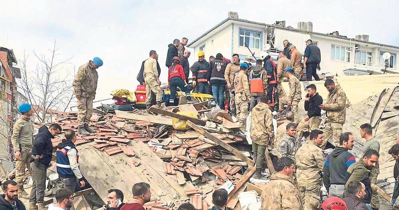 Malatya’da deprem hasarlı binaları yıktı