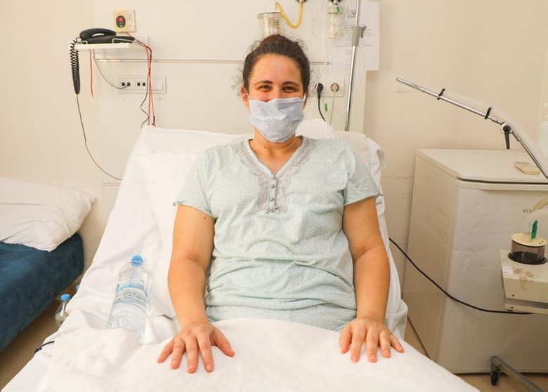 Karnından 20 kilogramlık tümör çıkarılan kadın sağlığına kavuştu