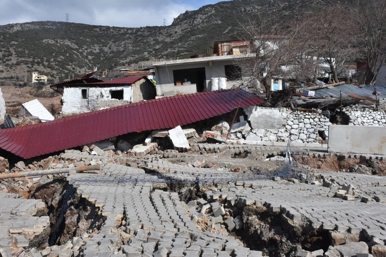 İzmir’de toprak kayması sonucu 12 ev tahliye edildi