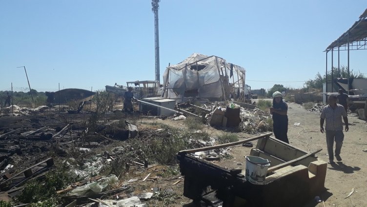 İzmir Çiğli’de, otluk alanda başlayan yangın iş yerine sıçradı